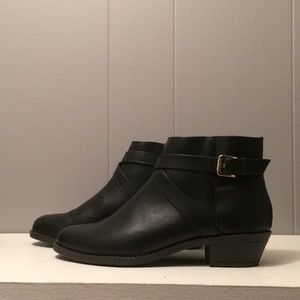 Cute Forever 21 Black Ankle Boots/Booties